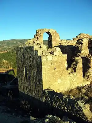 Vista de las ruinas de la ermita de Santa Bárbara en Ademuz (Valencia), con detalle de la espadaña, siglo XVII.