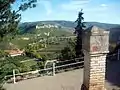 Vista parcial de la vega de Ademuz (Valencia), con detalle de un pilón de Viacrucis.