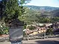 Vista parcial de la vega de Ademuz (Valencia), con detalle de un pilón de Viacrucis.