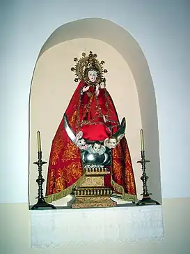 Detalle de la Virgen de Santerón en su hornacina de la iglesia de Algarra (Cuenca), objeto de gran devoción entre los vallanqueros.