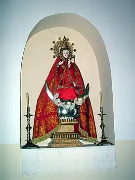 Romería de Santerón: detalle de la imagen de la Virgen de Santerón en su hornacina de la iglesia de Algarra, Cuenca, año 2005.