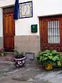 Casa natal de Francisco Candel Tortajada en Casas Altas (Valencia) con detalle de la placa puesta en su fachada