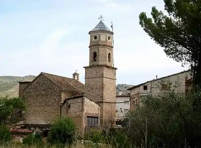 Vista septentrional de la parroquial de Casas Altas (Valencia), con detalle del chopo de Pascual junto al campanario.