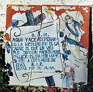 Detalle de ladrillo cerámico (señalización de pared) en el cementerio municipal de Casas Bajas (Valencia), año 1925.