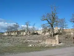 Vista de la plaza Mayor del barrio minero de «La Azufrera» de Libros (Teruel), con detalle de la fuente, año 2016.