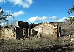 Vista de las ruinas del barrio minero de «La Azufrera» de Libros (Teruel), con detalle del antiguo molino de azufre y el gran almacén detrás, año 2016.