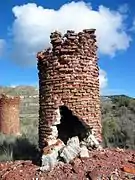 Vista de las ruinas del barrio minero de «La Azufrera» de Libros (Teruel), con detalle de chimeneas de ladrillo, año 2016.