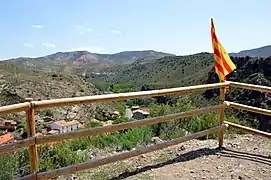 Detalle de barandas protectoras en el Castillo de Libros (Teruel), en la cima de El Mortero (2017).