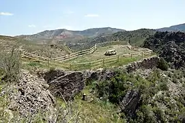 Vista general (meridional) del Castillo de Libros (Teruel), con detalle de muro perimetral de contención (2017).