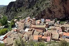 Vista parcial (meridional) del caserío de Libros (Teruel), desde la cima de El Mortero (2017).