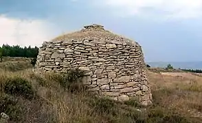 Vista posterior de una barraca de piedra en Mas del Olmo, Ademuz (Valencia).