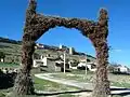 Vista oriental de las ruinas de Moya (Cuenca), con detalle del arco de bienvenida a la Virgen de Tejeda en las fiestas del Septenario.