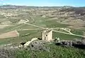 Vista superior de La Coracha del castillo de Moya (Cuenca), con detalle de la torre de San Roque, desde el Mirador. Siglo XIV.