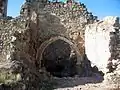 Atrio exterior de la iglesia de la Trinidad en Moya (Cuenca), con detalle de las arquivoltas del arco de entrada, antes de su restauración.