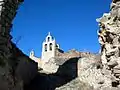 Vista de la iglesia de Santa María en Moya (Cuenca), desde la Bajada a la Puerta de los Ojos.