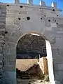 Vista frontal (exterior) de la Puerta de la Villa en Moya (Cuenca), con detalle del almenado, tras su restauración. Siglo XVI.