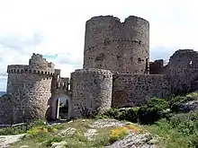 Vista septentrional del castillo de Moya (Cuenca), con detalle de la Torre del Homenaje.