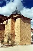 Vista parcial de la fachada de la iglesia parroquial de Puebla de San Miguel (Valencia), con detalle de la cúpula de la «Capilla de la Comunión», año 2004. Siglo XVIII.