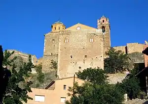 Vista frontal (noroccidental) de la iglesia-fortaleza de Castielfabib (2013).