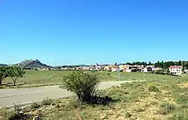 Vista general (nororiental) de Santo Domingo de Moya (Cuenca), con el cerro de Moya al fondo izquierda (2017).