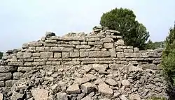 Detalle de murallón de piedra careada en el «castro celtíbero» de Sesga, Ademuz (Valencia), mal llamando castillo de los moros.