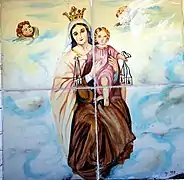 Detalle de plafón cerámico representando a la Virgen del Carmen en un pilón a la salida de Torrealta, Torrebaja (Valencia). Siglo XX.