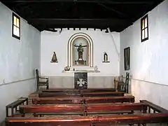 Vista del interior de la ermita de san José, Torrebaja, con detalle del presbiterio.