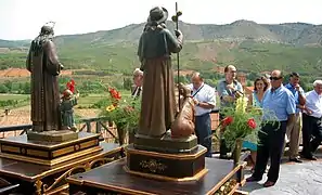 Detalle de las imágenes de san Roque y de santa Marina, en la placeta de la ermita de san Roque, Torrebaja (Valencia), año 2007.