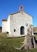 Vista frontal (meridional) de la ermita de San Roque en Vallanca, con detalle del tocón del viejo olmo (2017).