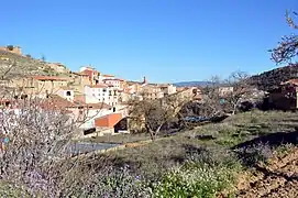 Vista parcial (noroccidental) de Vallanca, desde las eras en primavera (2017).