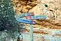 Detalle de señalización vertical por debajo de los Estrechos del Cañamar, Ruta de los Estrechos del Ebrón, en El Cuervo (Teruel).