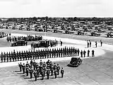 La Guardia de Honor saludando al Rey Jorge V a su llegada a Mildenhall el 6 de julio de 1935 para la Revisión del Jubileo de Plata de la Royal Air Force