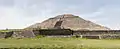 Pirámide del Sol en Teotihuacán (64 m, aunque posiblemente llegó a superar los 75), del siglo I a mediados del II.