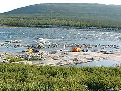 Campamento en los rápidos Helik