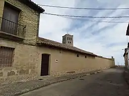 Caserío tras la iglesia