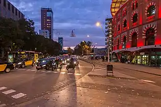 Escena de tráfico en la noche.