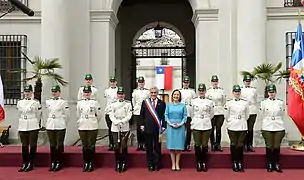 Personal femenino de la Guardia de Palacio junto a Sebastián Piñera.