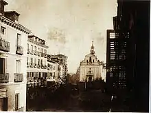 Casas de la Puerta del Sol en 1854, antes de la reforma y del derribo de la iglesia del Buen Suceso.