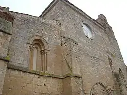 Fachada de poniente, con el rosetón en el centro y la espadaña que se añadió en las obras de finales del XVI.