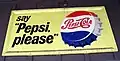 Publicidad de Pepsi con su logo usado desde 1950 hasta 1962.