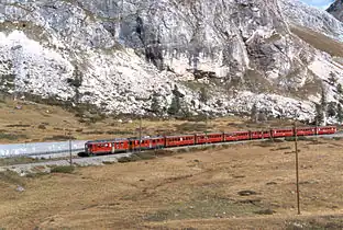 Dos coches automotores del RhB remolcando la carga máxima permitida de 140 t en la línea de Bernina