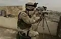 Francotiradores del Ejército de Estados Unidos vigilando para proteger de actividad enemiga una comisaría de la policía iraquí situada en Mosul, Irak.