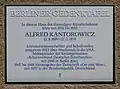 Placa de porcelana de Berlín dedicada a Alfred Kantorowicz (Berliner Gedenktafel).