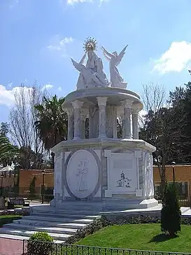 Monumento a Nuestra Señora de las Angustias en la Plaza de España de Ayamonte.