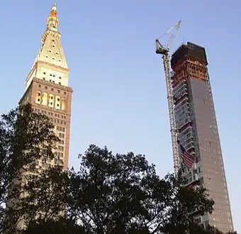 El edificio en construcción en septiembre de 2008; el Met Life Tower se sitúa a la izquierda