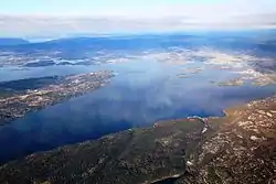 Vista aérea del fiordo y de Oslo