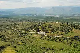 Vista lejana de la colina de Panagitsa, a las afueras de Micenas