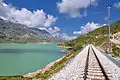 La línea Bernina junto al lago