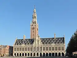 La actual biblioteca universitaria (1921-1928) de Lovaina, incendiada en 1914, fue reconstruida en un estilo neorrenacentista flamenco