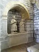 Estatuas orantes de los reyes Sancho VII y su esposa doña Clemencia en la pequeña capilla.